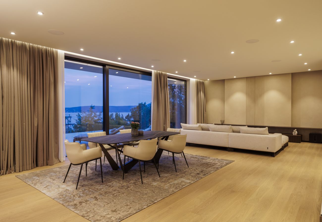 Вилла на Mošcenicka Draga - Luxury Villa Ella near Opatija for 6 persons with private 36 m2 heated pool & beautiful sea view