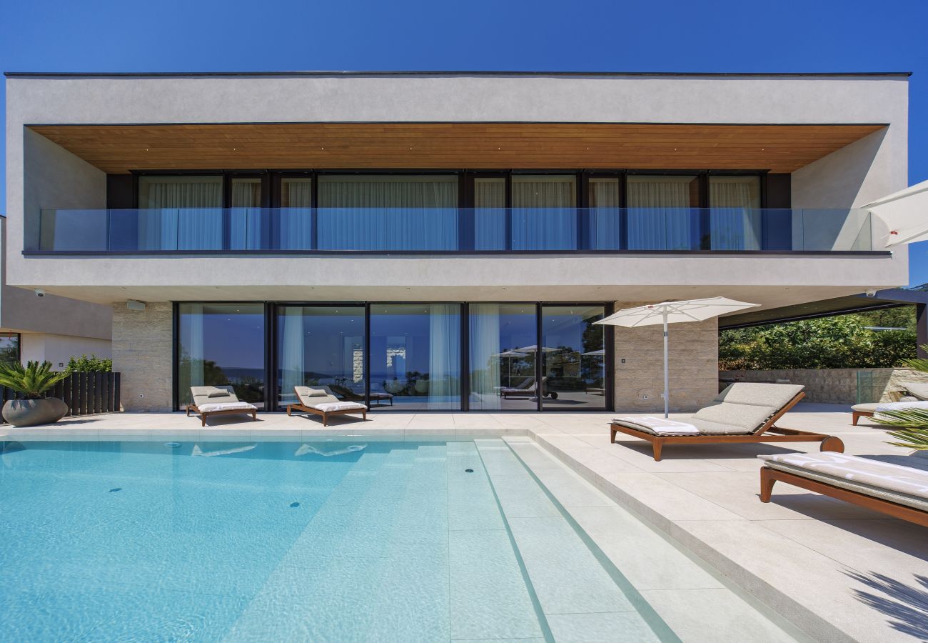 Вилла на Mošcenicka Draga - Luxury Villa Ella near Opatija for 6 persons with private 36 m2 heated pool & beautiful sea view