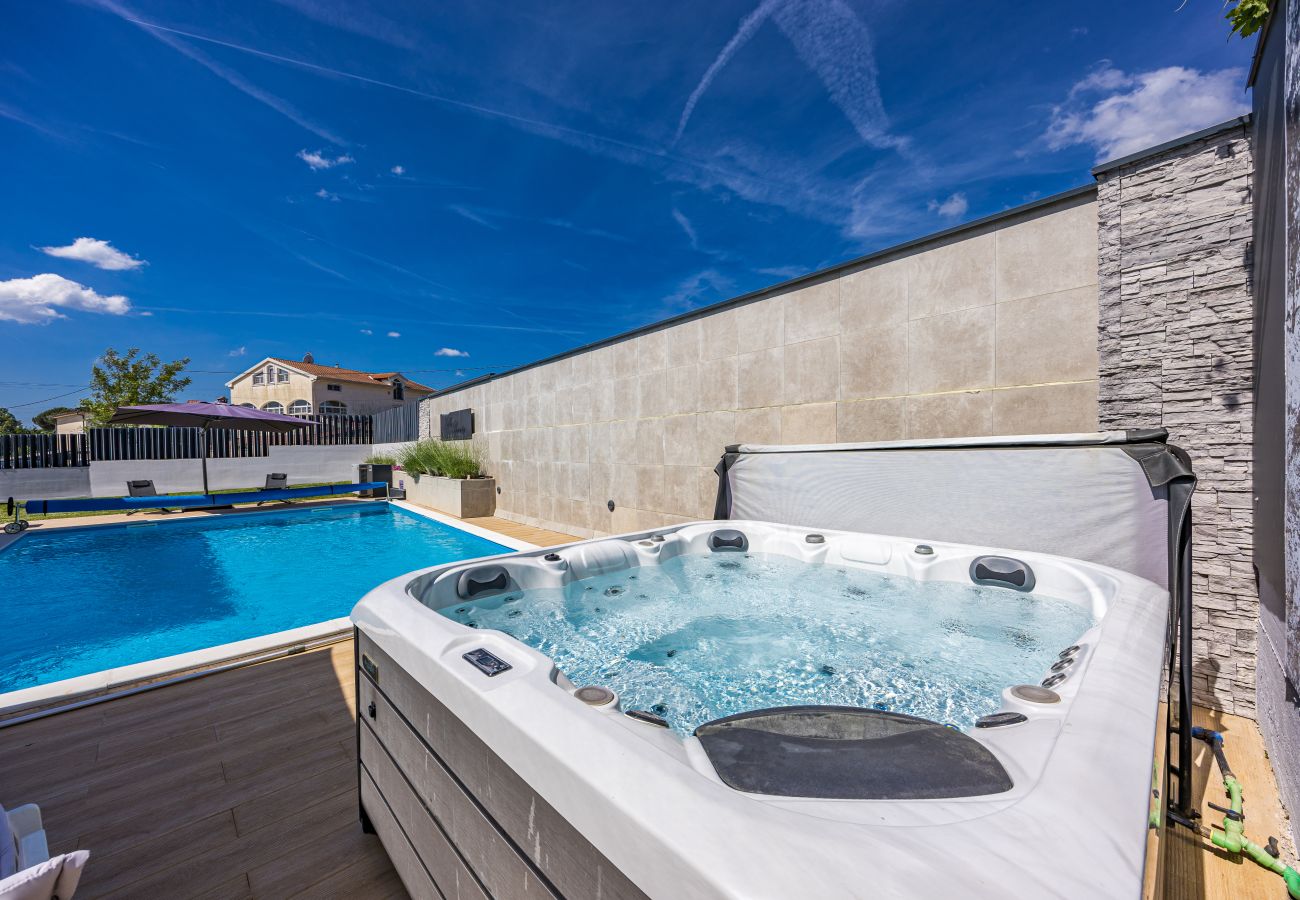 Вилла на Matohanci - Villa Beauty near Rovinj for 7 people with 55 m2 private heated pool, wellness & kids playground