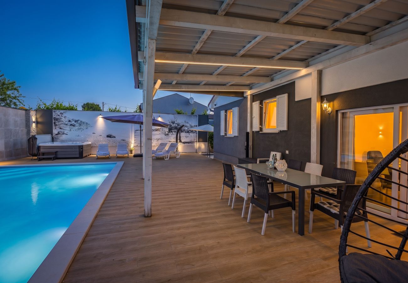 Вилла на Matohanci - Villa Beauty near Rovinj for 7 people with 55 m2 private heated pool, wellness & kids playground