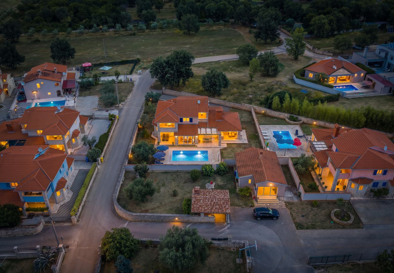 Вилла на Gajana - Villa Oliva near Pula for 9 persons with private pool, sea view & beautiful outside area - 3 km from beach