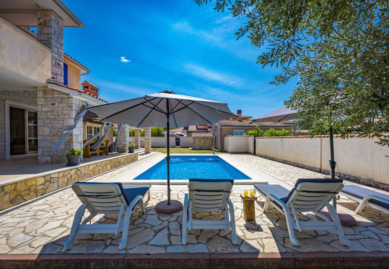 Вилла на Gajana - Villa Oliva near Pula for 9 persons with private pool, sea view & beautiful outside area - 3 km from beach